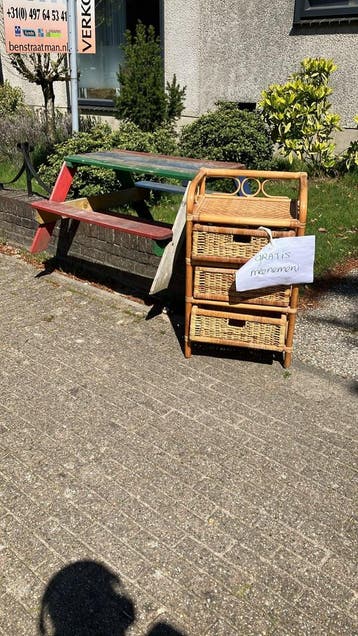 Gratis af te halen: Rotan ladekastje en picknicktafel