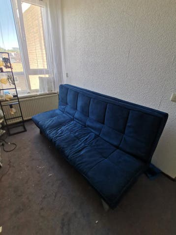 GRATIS Blauwe uitklapbare slaapbank met hoofdeinde