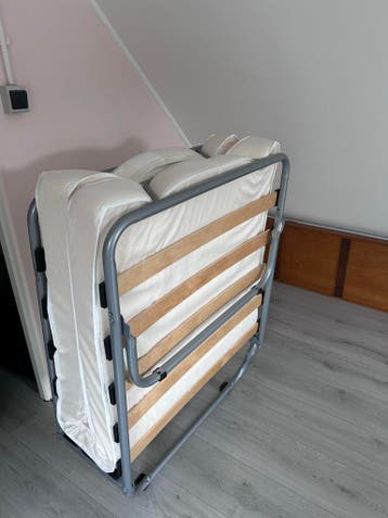 Opvouwbaar logeerbed met matras - Zo goed als nieuw