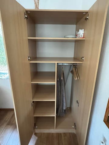 Kledingkast met planken en hangruimte