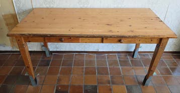 Gebruikte tafel, leuk voor in een werkplaats.