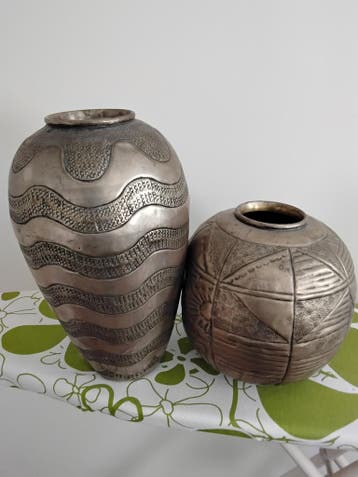 GERESERVEERD 2 ijzeren/blikken sier vazen - 40 en 25 cm hoog