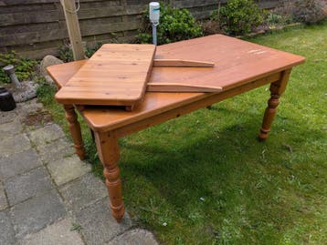 Eettafel van grenenhout met los verlengstuk.