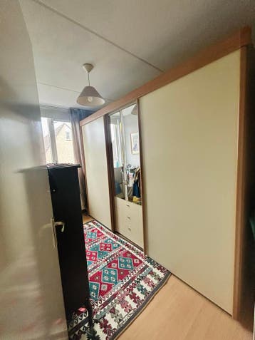 Kledingkast met schuifdeuren, spiegel en lades (gratis)