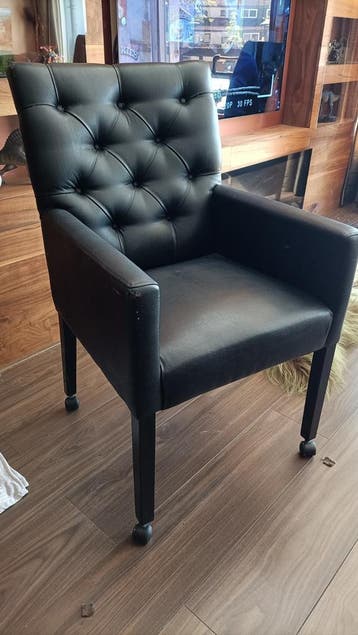 4 zwarte gratis eetkamerstoelen met wieltjes
