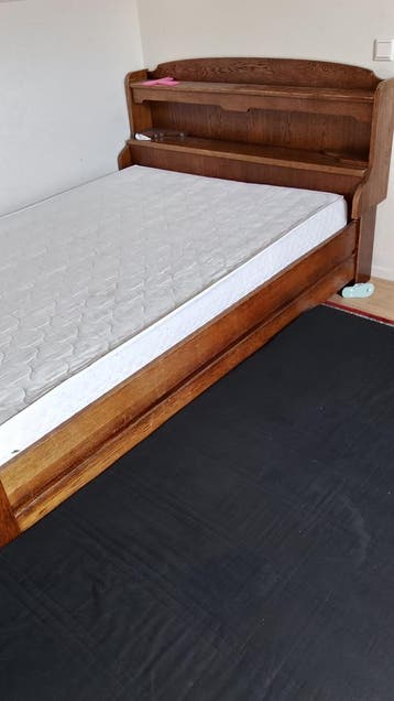 Gratis: Tweepersoons houten bed 140x200 met matras en lades