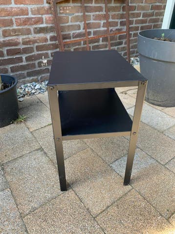 Gratis zwart metalen IKEA bijzettafel