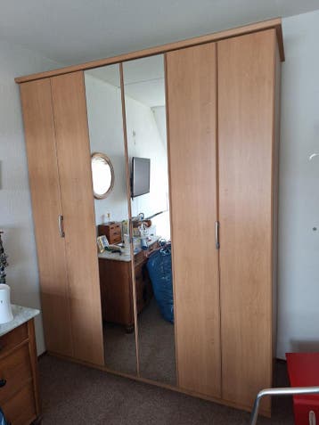 Gratis af te halen: kledingkast met vouwdeuren