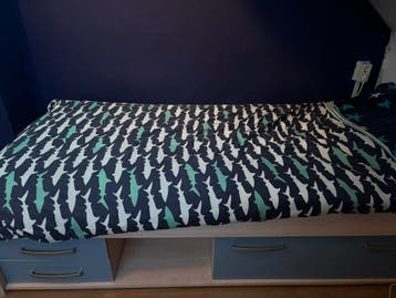 Eenpersoonsbed met opberglades - ideaal voor kleine ruimtes