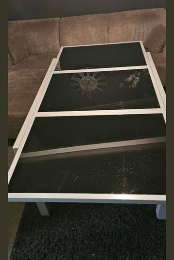 Gratis Moderne salontafel met glazen blad