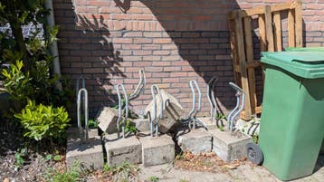 9 fietstandaarden betonblok