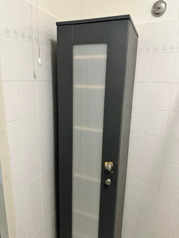 Gratis afhalen: badkamerkast - opknapper (40.40x0.40x1.80m)