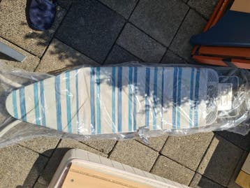 Strijkplank met blauw-wit gestreepte hoes