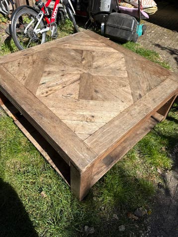 Robuuste vierkante salontafel van hout