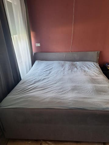 Gratis 2 persoons 180x200cm verstelbaar bed.