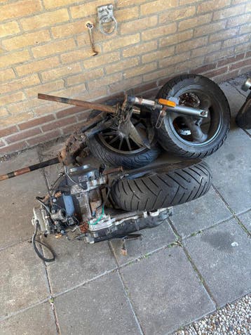 Scooter onderdelen/oud ijzer