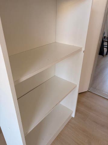 Gratis af te halen: Witte boekenkast met 3 planken