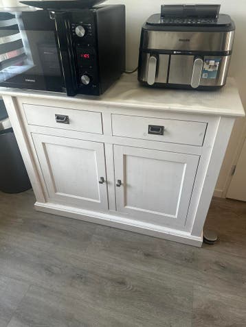 Wit houten dressoir met lades en deuren