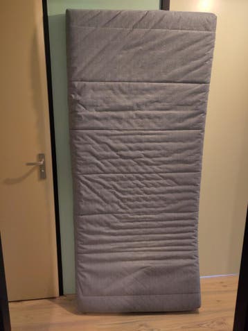 Gratis logeermatras met topper, weinig gebruikt, nette staat