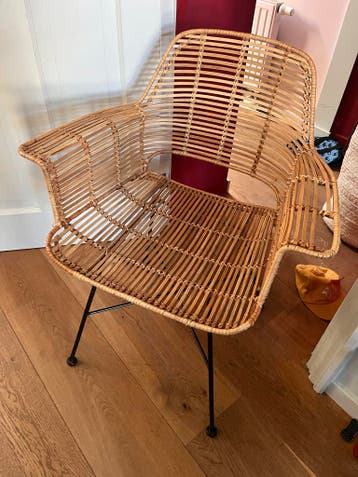 4 eetkamerstoelen, 2 met lichte schade, 2 z.g.a.n.