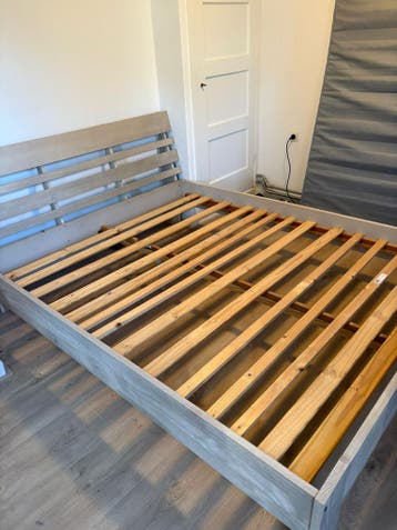 GRATIS mooi houten bed 160cm met hoofdeinde en lattenbodem