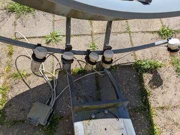 Schotelantenne met LNB's en DiSEqC-schakelaar