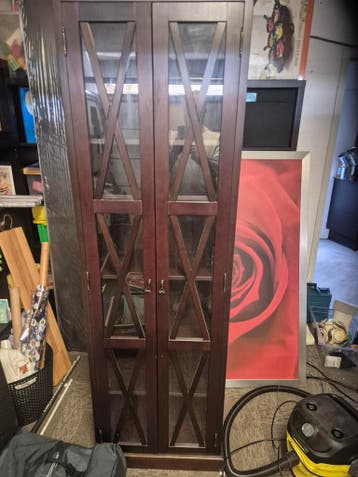 Houten vitrinekast met glazen deuren