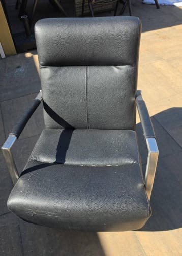 Comfortabele zwarte stoel met lichte slijtage