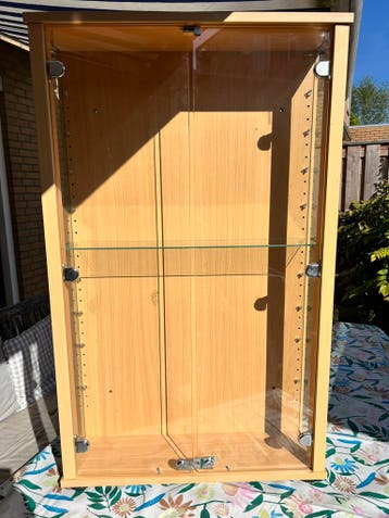 Gratis degelijke vitrinekast met 10 glazen plankjes