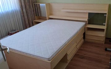 Bed met ombouw