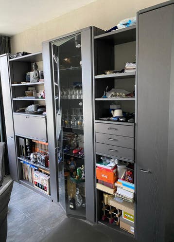 Grijze wandkas met veel opbergruimte, gratis !!