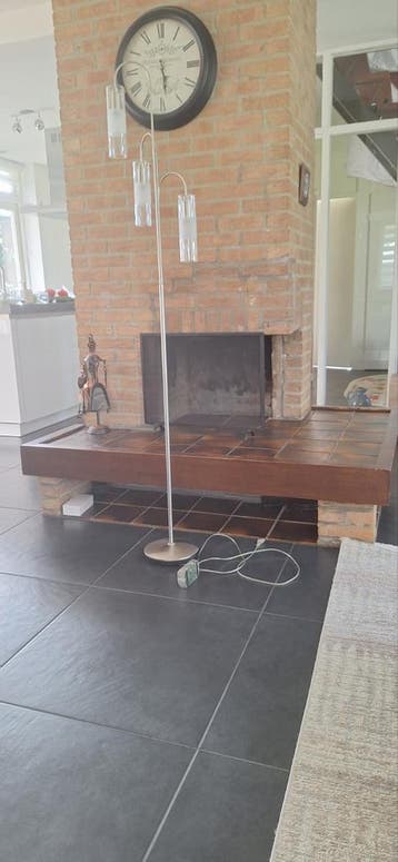 Gratis Moderne staande lamp met 3 glazen kappen