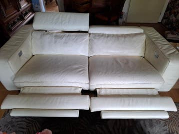 Crèmekleurige leren bank met elektrische relax