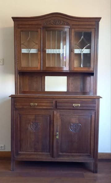 Antieke houten buffetkast met glas-in-lood details