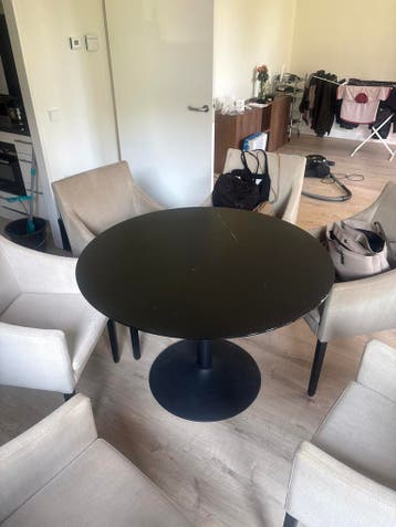 Gratis op te halen- beschadigde ronde zwarte eettafel