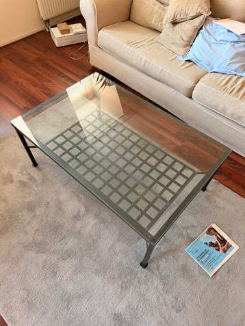 Glazen salontafel met metalen onderstel (118x78x42 cm)