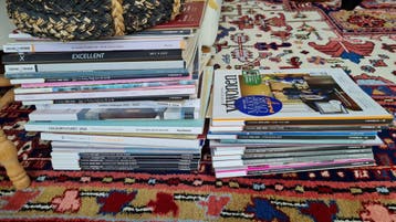 Grote stapel diverse tijdschriften en magazines