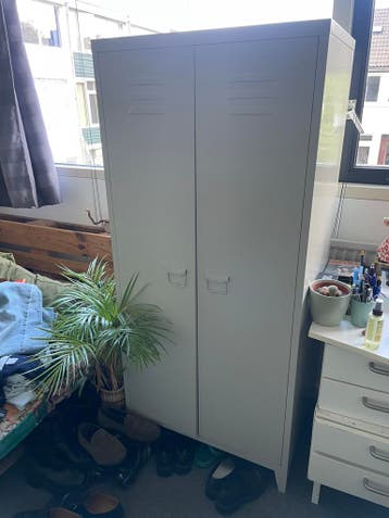 Kledingkast met archiefkast look