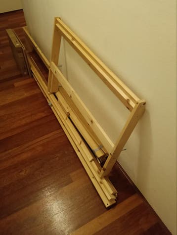 Gratis af te halen: Eenpersoons houten bed