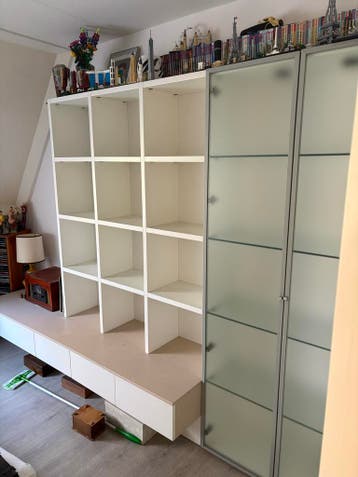 Grote wandkast met open vakken en deuren