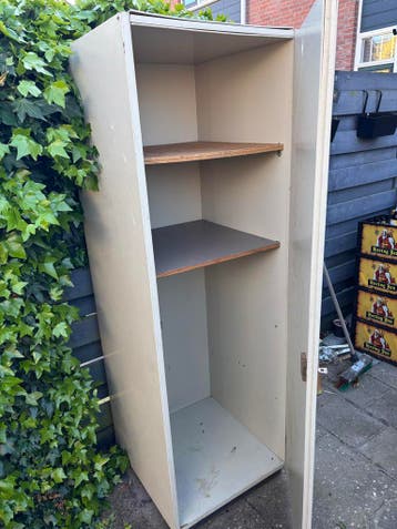 Houtenkast kast met planken gratis af te halen