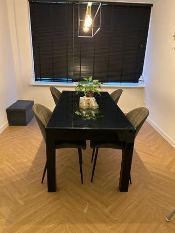 Gratis Moderne Eettafel met Zwart Glazen Blad