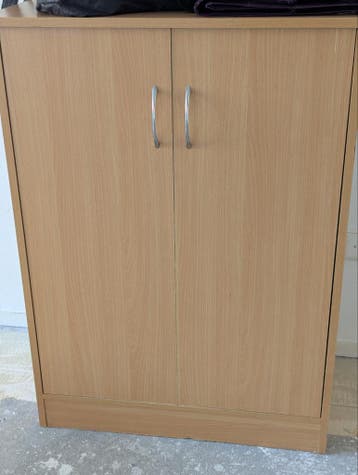 Houten kastje met twee deuren