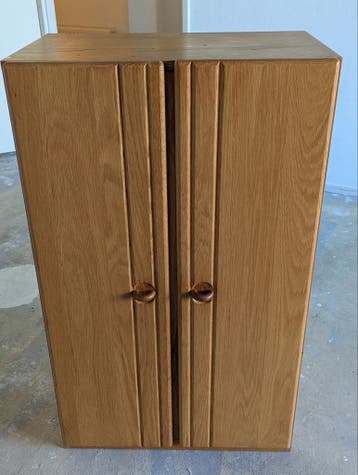 Houten kastje / nachtkastje met twee deurtjes