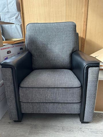 Comfortabele fauteuil - Grijs stof en zwart leer