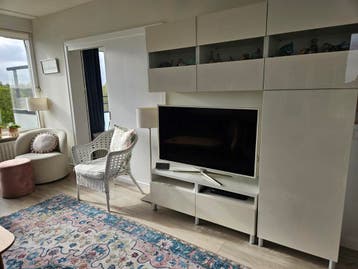 Besta TV-meubel hoogglans wit met glazen blad en verlichting