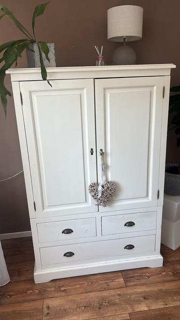 Witte houten kast met lades en deuren. Gratis