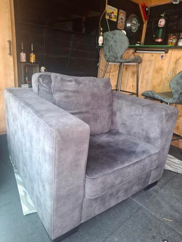 Robuuste suede stoel