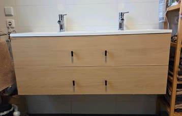 Badkamermeubel incl. kranen. Dinsdag 28-4 gratis ophalen.