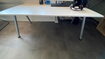 Gratis Wit bureau met verstelbare poten